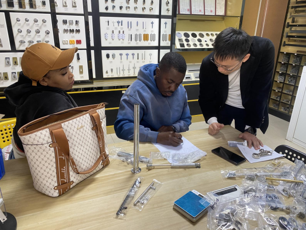 Welcome Zambian customers to the factory for product procurement and quality inspection